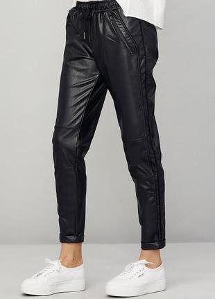 Штани joggers кожзам чорні