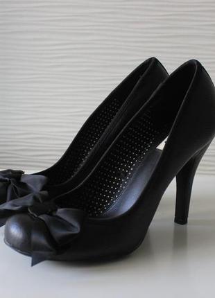 Туфлі stradivarius