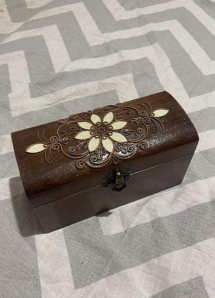Деревʼяна шкатулка для прикрас