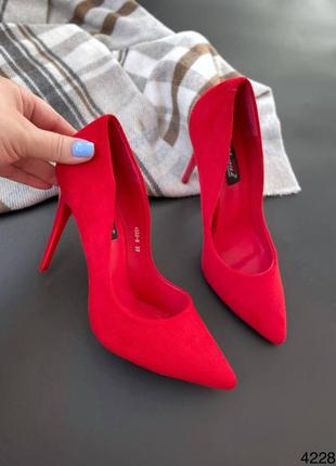 Туфлі червоні на шпильках