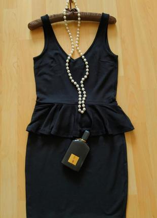 Маленьке чорне плаття з золотою фурнітурою.