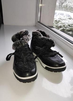 Жіночі чорні зимові дутики з хутром черевики