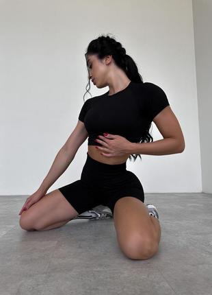 Спортивный женский костюм hot для фитнеса, йоги, танцев с двойным пушап (кроп-топ, удлиненные шорты) - черный8 фото