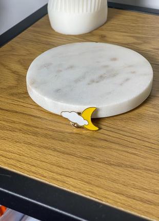 Пин значок металлический облачко с луной