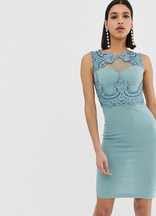 Прекрасное платье модного цвета с дорогим кружевом