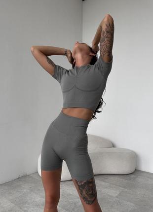 Спортивний жіночий безшовний костюм hot з подвійним пуш-ап для фітнесу, йоги, танців (кроп-топ, подовжені шорти) - хакі з сірим2 фото
