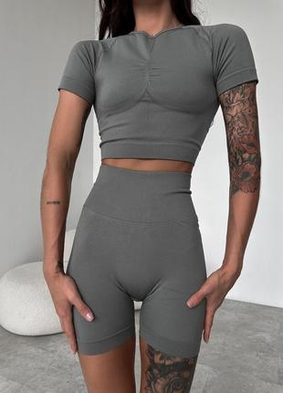 Спортивний жіночий безшовний костюм hot з подвійним пуш-ап для фітнесу, йоги, танців (кроп-топ, подовжені шорти) - хакі з сірим9 фото