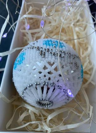 Новогодний шар, декорированы бисером, прекрасный подарок, сувенир на новый год. размер 7 см, упакован в деревянную коробку,4 фото