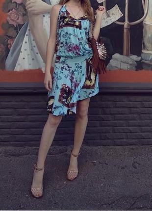 Необычное голубое платье