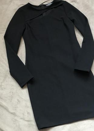 Чорне по фігурі плаття з розрізом на грудях