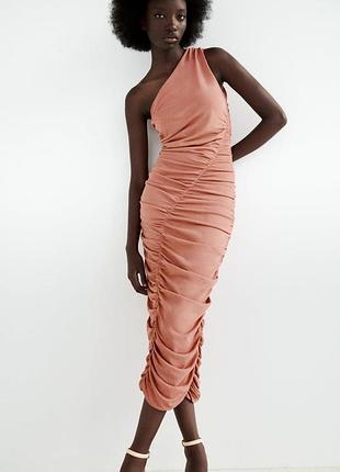Шикарное платье со сборками на одно плечо от zara