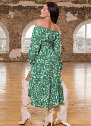 Зеленое платье с разрезом и открытыми плечами3 фото