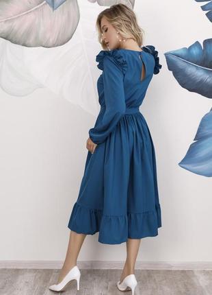 Бирюзовое приталенное платье с рюшами3 фото