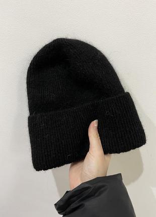 Черная ангоровая шапка без декора шапочка ангора на флисе10 фото