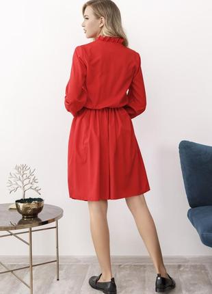 Червона приталена сукня з рюшами3 фото