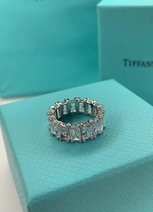 Брендовое кольцо в камешках