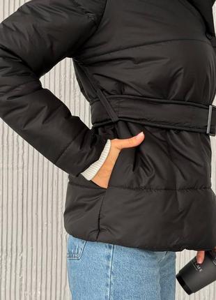 Куртка женская длинная короткая теплая осенняя зимняя демисезонная на осень зима черная бежевая коричневая с капюшоном стеганая базовая батал с поясом6 фото