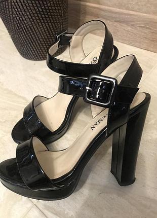 Босоніжки на каблучку