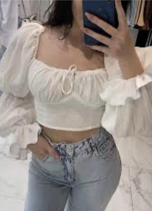 Дуже гарна легка вкорочена блуза з обʼємними рукавами від boohoo