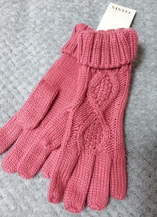 Яркие вязаные перчатки