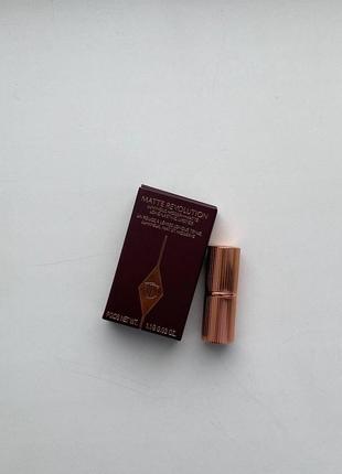 Миниатюра помады charlotte tilbury matte revolution pillow talk1 фото