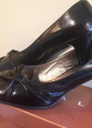 Класичні жіночі туфлі на низькому каблуці3 фото