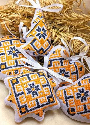 Елочные игрушки вышиты