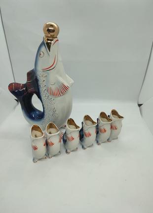 Ee штоф рыбки рыбка бутылка и шесть маленьких рыбок стопочки набор на 6 персон6 фото