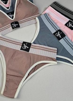 Спортивный комплект с широкой резинкой.состоит из топика и трусов-танга. не давит и нигде не натирает..