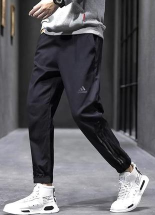 Чорні спортивні штани adidas