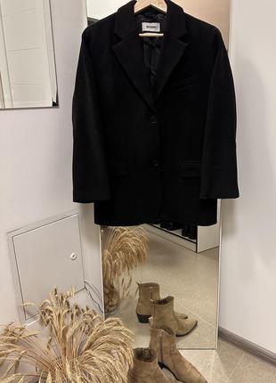 Фантастический шерстяной пиджак из плотной ткани от дорогого бренда weekday