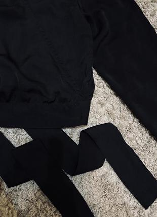 Сатиновая блузка с вырезом блуза на запах черный топ с завязками3 фото