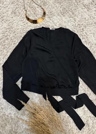 Сатиновая блузка с вырезом блуза на запах черный топ с завязками2 фото