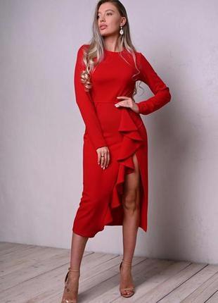 Платье с оборкой и разрезом на одну ножку