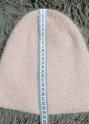 Шапка зв'язана спицями з пуху ангорського кролика.