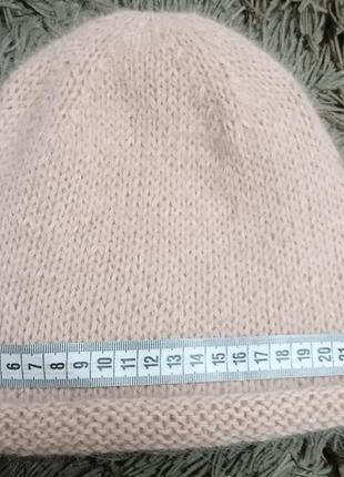 Шапка зв'язана спицями з пуху ангорського кролика.