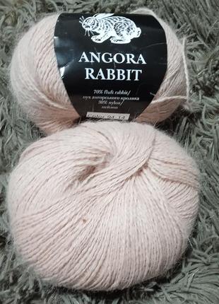 Шапка зв'язана спицями з пуху ангорського кролика.