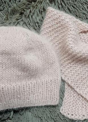 Шапка зв'язана спицями з пуху ангорського кролика.