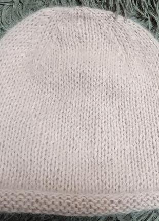 Шапка зв'язана спицями з пуху ангорського кролика.