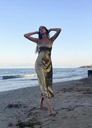 Ефектна блискуча сатинова сукня– комбінація міді з відкритою спиною нова колекція zara
