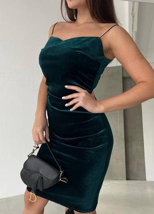 Оксамитова сукня міні на тонких бретелях облягаюча приталена по фігурі плаття коротка стильна базова зелена бордова чорна бархатна8 фото