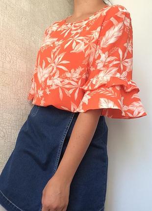 Милая блуза с воланами на рукавах