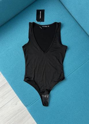 Базовое черные боди prettylittlething с v-вырезом без рукавов3 фото