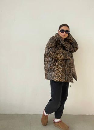 Шикарная теплая объемная куртка пуфер из искусственной кожи с анималистичным леопардовым принтом5 фото
