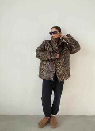 Шикарная теплая объемная куртка пуфер из искусственной кожи с анималистичным леопардовым принтом2 фото