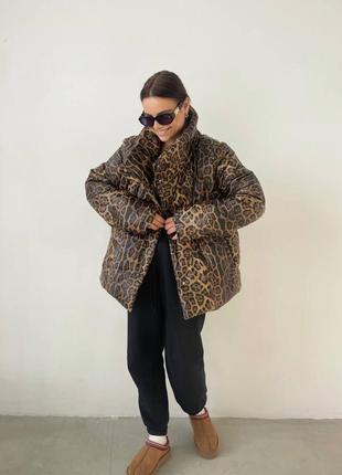 Шикарная теплая объемная куртка пуфер из искусственной кожи с анималистичным леопардовым принтом3 фото