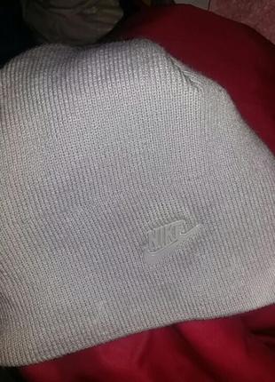Зимняя теплая шерстяная шапка от известного бренда.1 фото