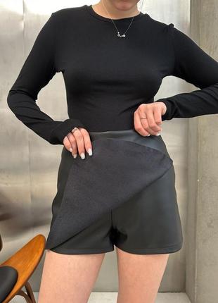 Женская короткая юбка шорты кожаная на замше черная белая коричневая серебристая8 фото