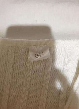 Теплий білосніжний светер з v образним вирізом4 фото