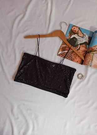 Черный кроп топ на тонких бретелях с пайеткаии/блестящий